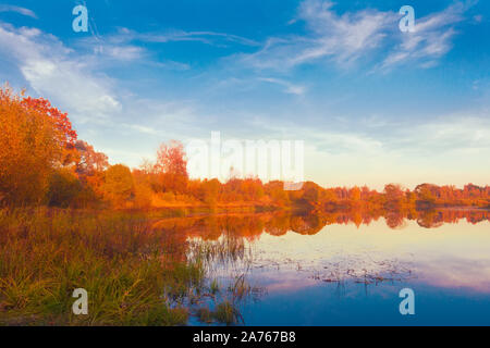 Schönen Herbst, Wald und See. Herbst, Sonnenuntergang über Wald ruhige See. Stockfoto