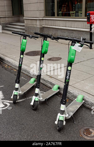 Kalk e-Scooter Elektroroller auf einer Straße in der Innenstadt von Montreal, Quebec, Kanada geparkt Stockfoto