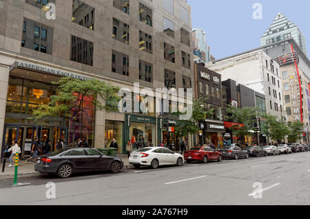 Geschäfte und Fußgänger auf Saint Catherine Street oder die Rue Sainte-Catherine in Downtown Montreal, Quebec, Kanada Stockfoto