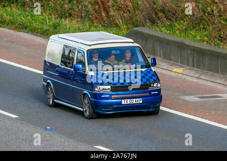 2001 blaues VW Volkswagen Transporter, Großbritannien Verkehr, Transport, moderne Fahrzeuge, Limousinen, Süd - auf die 3 spurige Autobahn M6 Autobahn gebunden. Stockfoto