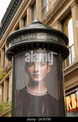 Nahaufnahme eines Rue Sainte Catherine oder Saint Carherine Straßenschild auf einer Säule in der Innenstadt von Montreal, Quebec, Kanada Stockfoto