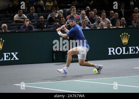 Juni 15, 2019, Paris, Frankreich: der französische Spieler CORENTIN MOUTET gibt den Ball auf die Serbische Spieler Novak DJOKOVIC während der Rolex Paris Masters 1000-Turnier in Paris AccorHotel Arena in Paris Frankreich.. Novak Djokovic beat Corentin Moutet 7-6 6-4 (Credit Bild: © Pierre Stevenin/ZUMA Draht) Stockfoto