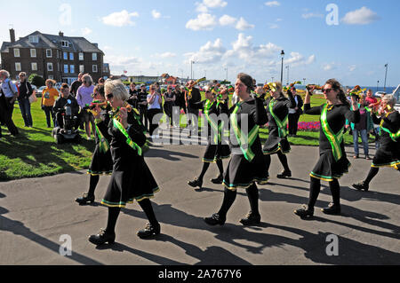 Persephones Frauen Morris Dancers in der Prozession. Clog Morris Stockfoto