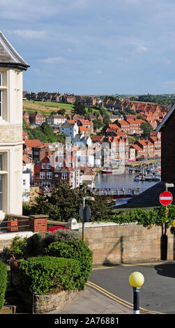 Blick auf einen Teil der Stadt Whitby und den Fluss Esk, zwischen den Häusern. Stockfoto