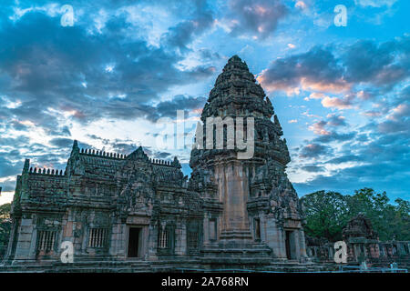 Das schöne steinerne Burg in Phimai Historical Park. Prasat Hin Phimai alten Khmer Tempel in der Provinz Nakhon Ratchasima Thailand. Phimai Stein geworfen Stockfoto