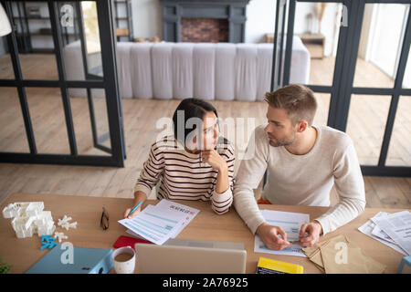 Vielversprechende junge Unternehmer ihre neuen Projekte diskutieren Stockfoto