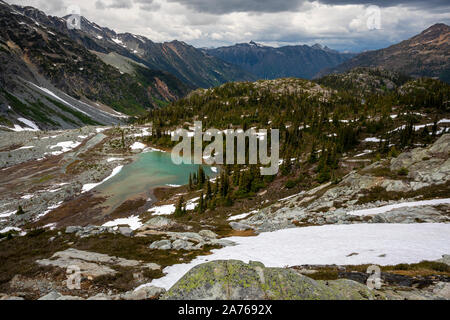 Malerischer Blick auf einem alpinen See und die umliegenden Berge an einem Sommertag in der Coast Mountains in British Columbia. Stockfoto