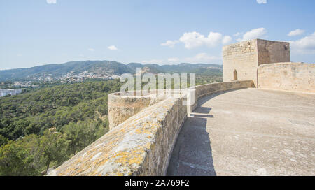 Besuchen Sie die beeindruckende Burg - "Castell de Bellver" in Palma De Mallorca in Spanien. Stockfoto