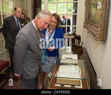 Der Prinz von Wales als Präsident des National Trust zu Besuch bei Chartwell House, der ehemalige Landsitz von Sir Winston Churchill, der erfahren hat, Restaurierung, Prinz Charles an eine Unterschrift von seiner Großmutter im Gästebuch suchen. Stockfoto