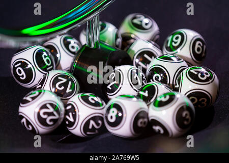 Schwarze und weiße Kugeln in einem Bingo Maschine. Kugeln in eine Kugel in Bewegung. Glücksspielautomat und euqipment. Stockfoto