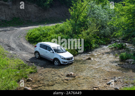 Kia Sportage 2.0 CRDI Awd oder 4x4, Farbe weiß, überquert den Bach (Calanques), mit einem sehr steilen und rutschigen Felsen unten. SUV-Auto in Wasser Stockfoto