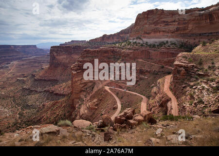 Der shafer Trail, ein 4x4 Allradantrieb Straße im Canyonlands National Park, im Herzen eines hohen Wüste das Colorado Plateau genannt. Stockfoto