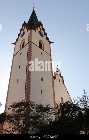 Blick auf die Kirche in der Altstadt von Engen in Süddeutschland Stockfoto