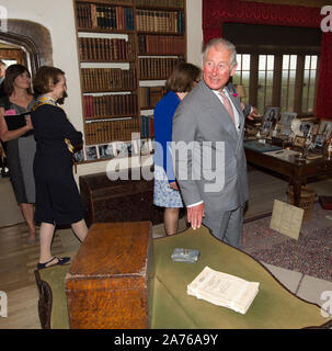 Der Prinz von Wales als Präsident des National Trust zu Besuch bei Chartwell House, der ehemalige Landsitz von Sir Winston Churchill, der Restaurierung unterzogen hat. Stockfoto