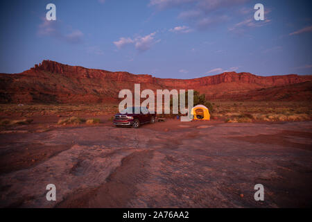 Camping auf der White Rim Trail, ein 4x4 Allradantrieb Straße im Canyonlands National Park, im Herzen eines hohen Wüste das Colorado Plateau genannt. Stockfoto