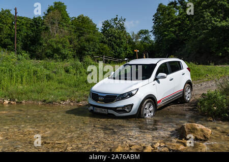 Kia Sportage 2.0 CRDI Awd oder 4x4, Farbe weiß, überquert den Bach (Calanques), mit einem sehr steilen und rutschigen Felsen unten. SUV-Auto in Wasser Stockfoto