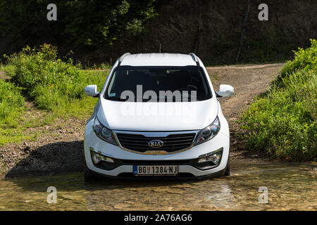 Kia Sportage 2.0 CRDI Awd oder 4x4, Farbe weiß, überquert den Bach (Calanques), mit einem sehr steilen und rutschigen Felsen unten. SUV-Auto in Wasser Stockfoto