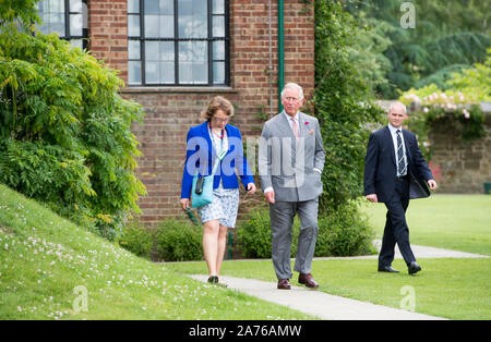 Der Prinz von Wales als Präsident des National Trust zu Besuch bei Chartwell House, der ehemalige Landsitz von Sir Winston Churchill, der Restaurierung unterzogen hat. Stockfoto