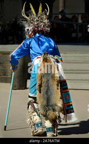 Mitglieder der Kallestewas Dance Gruppe aus Zuni Pueblo in New Mexico führen Sie die Hirsche Tanz an der indigenen Völker Tag in Santa Fe, New Mexico, USA Stockfoto