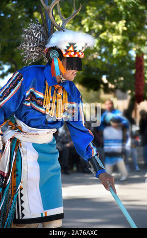 Mitglieder der Kallestewas Dance Gruppe aus Zuni Pueblo in New Mexico führen Sie die Hirsche Tanz an der indigenen Völker Tag in Santa Fe, New Mexico, USA Stockfoto