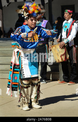 Mitglieder der Kallestewa Dance Gruppe aus Zuni Pueblo in New Mexico führen Sie die Mais Tanz während der indigenen Völker Tag in Santa Fe, New Mexico Stockfoto