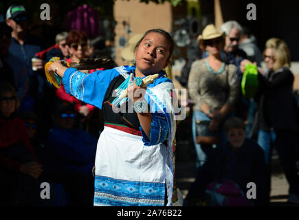 Mitglieder der Kallestewa Dance Gruppe aus Zuni Pueblo in New Mexico führen Sie die Mais Tanz während der indigenen Völker Tag in Santa Fe, New Mexico Stockfoto