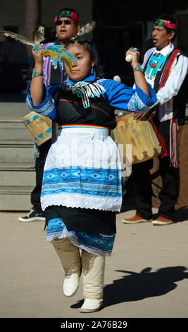 Mitglieder der Kallestewa Dance Gruppe aus Zuni Pueblo in New Mexico führen Sie die Mais Tanz während der indigenen Völker Tag in Santa Fe, New Mexico Stockfoto