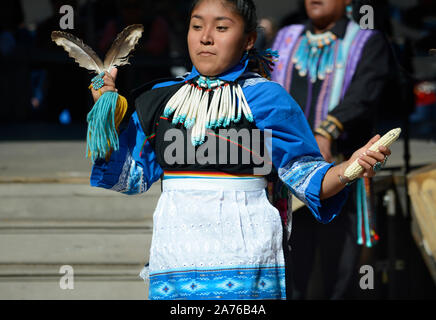 Mitglieder der Kallestewa Dance Gruppe aus Zuni Pueblo in New Mexico führen Sie die Mais Tanz während der indigenen Völker Tag in Santa Fe, New Mexico Stockfoto