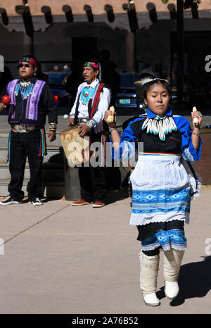 Mitglieder der Kallestewa Dance Gruppe aus Zuni Pueblo in New Mexico führen Sie die Mais Tanz während der indigenen Völker Tag in Santa Fe, New Mexico Stockfoto