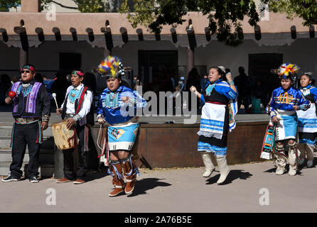 Mitglieder der Kallestewa Dance Gruppe aus Zuni Pueblo in New Mexico führen Sie die Mais Tanz während der indigenen Völker Tag in Santa Fe, New Mexico Stockfoto