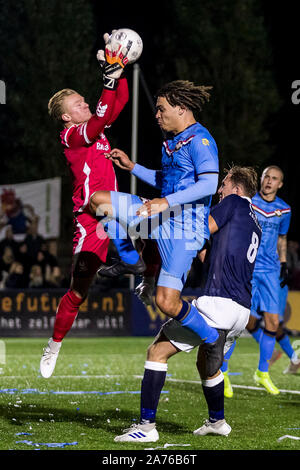 Den Haag, Niederlande. 30 Okt, 2019. DEN HAAG - 30-10-2019, deutscher Fußball, eredivisie Saison 2019-2020. Schnelle keeper Jari Puister, Willem II Spieler Victor van den Bogert während des Spiels schnell - Willem II. Pokalspiel der ersten Runde. Credit: Pro Schüsse/Alamy leben Nachrichten Stockfoto