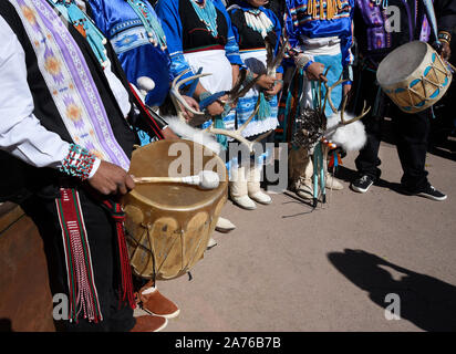 Mitglieder der Kallestewa Dance Gruppe aus der Zuni Pueblo in New Mexico vorbereiten in Santa Fe, New Mexico, USA durchführen Stockfoto