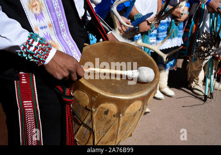 Mitglieder der Kallestewa Dance Gruppe aus der Zuni Pueblo in New Mexico vorbereiten in Santa Fe, New Mexico, USA durchführen Stockfoto