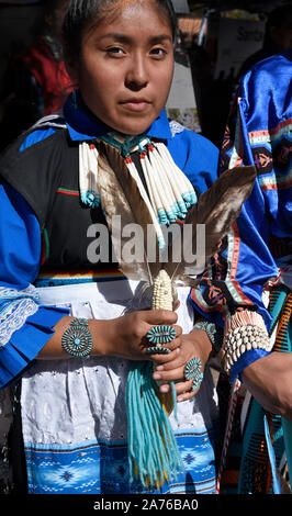 Eine junge Indianerin aus der Zuni Pueblo in New Mexico trägt traditionelle Petit Point cluster Türkis und Silber Schmuck in Santa Fe, NM Stockfoto