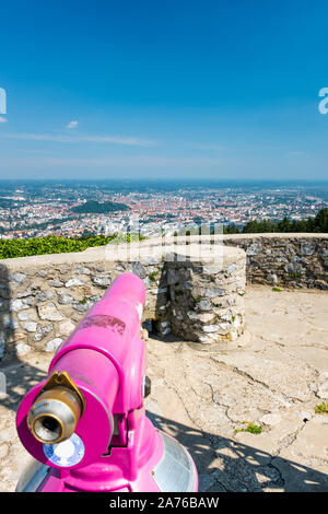 Panoramablick von View-point tower Fuerstenstand auf Berg Plabutsch mit Teleskop über Stein Mauer an der Stadt Graz an einem sonnigen Sommertag in der Steiermark Stockfoto