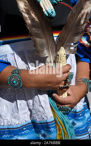 Eine junge Indianerin aus der Zuni Pueblo in New Mexico trägt traditionelle Petit Point cluster Türkis und Silber Schmuck in Santa Fe, NM Stockfoto