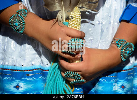 Eine junge Indianerin aus der Zuni Pueblo in New Mexico trägt traditionelle Petit Point cluster Türkis und Silber Schmuck in Santa Fe, NM Stockfoto