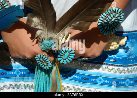 Eine junge Indianerin aus der Zuni Pueblo in New Mexico trägt traditionelle Petit Point cluster Türkis und Silber Schmuck in Santa Fe, NM Stockfoto