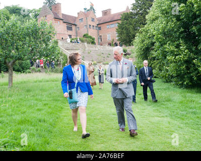 Der Prinz von Wales als Präsident des National Trust zu Besuch bei Chartwell House, der ehemalige Landsitz von Sir Winston Churchill, der Restaurierung unterzogen hat. Stockfoto