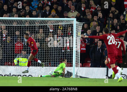 30. Oktober 2019; Anfield, Liverpool, Merseyside, England, Englische Fußball-Liga Cup, Carabao Schale, Liverpool gegen Arsenal; Rhian Brewster von Liverpool feiert nach Emiliano Martinez von Arsenal ist nicht ein Eigentor durch Shkodran Mustafi von Arsenal, Liverpool eine Leitung 1-0 nach 5 Minuten - streng Redaktionelle verwenden Sie nur verhindern. Keine Verwendung mit nicht autorisierten Audio-, Video-, Daten-, Spielpläne, Verein/liga Logos oder "live" Dienstleistungen. On-line-in-Match mit 120 Bildern beschränkt, kein Video-Emulation. Keine Verwendung in Wetten, Spiele oder einzelne Verein/Liga/player Publikationen Stockfoto