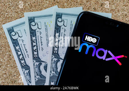 HBO max Logo auf einem Smartphone und 15 US-Dollar, die monatliche Gebühr für einen neuen Video Streaming Service. Stockfoto