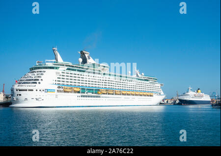 Forscher der Meere und MS Saga Sapphire Kreuzfahrtschiffe im Hafen. Stockfoto