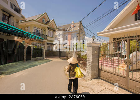 Da Lat, Lam Dong, Vietnam - 20. Februar 2011: vietnamesische Frau mit traditionellen asiatischen Hut (NAO-la), zu Fuß in die gemütliche Stadt Da Lat Stockfoto