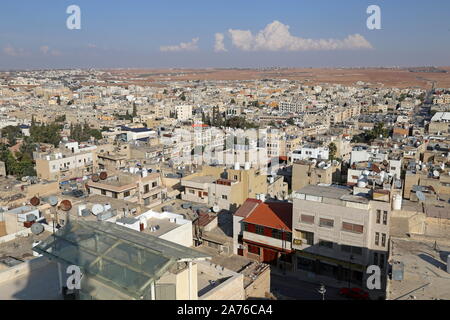 Blick auf Madaba vom Turm, der Kirche und dem Heiligtum des heiligen Johannes des Täufers, der Straße der Prinzessin Haya, der Madaba, dem Governorat von Madaba, Jordanien, dem Nahen Osten Stockfoto