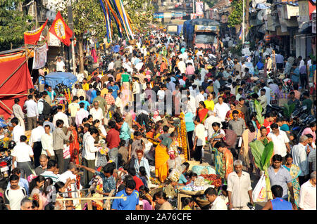 Mumbai, Maharashtra, Indien, Südostasien - Okt. 25; 2011: Leute einkaufen für Diwali-fest Menschenmenge auf der Straße an der Dadar Markt in der Nähe Bahnhof. Stockfoto