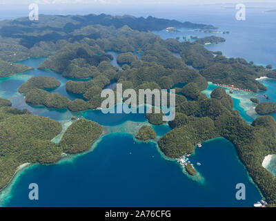 Unbearbeitete, roh Luftaufnahme der Sohoton Cove in Socorro, Siargao, Surigao del Norte, Philippinen in Südostasien. Schöne Reiseziel Stockfoto