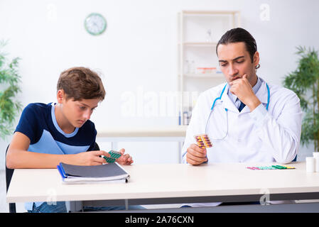 Die jungen männlichen Arzt untersuchen Junge in der Klinik Stockfoto