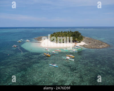 Berühmte Tourismus Insel Siargao, Surigao del Norte, Philippinen, Südostasien; Guyam Insel, Palmen Sandstrand Insel im Ozean bedeckt Stockfoto