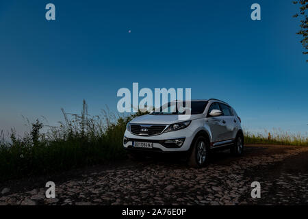 Auto Kia Sportage 2.0 CRDI Awd oder 4x4, Farbe weiß, auf Schotter Mountain Road, am Abend Stockfoto