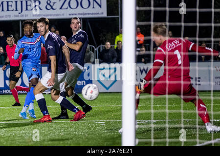 Den Haag, Niederlande. 30 Okt, 2019. DEN HAAG - 30-10-2019, deutscher Fußball, eredivisie Saison 2019-2020. Willem II Spieler Mike Tresor Ndayishimiye Kerben die 0-3 während des Spiels schnell - Willem II. Pokalspiel der ersten Runde. Credit: Pro Schüsse/Alamy leben Nachrichten Stockfoto